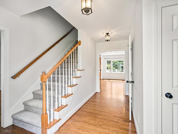 4th image of 117 Marguerite Dr