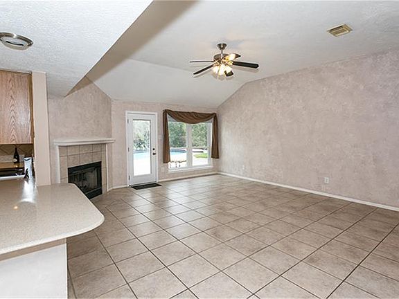 5th image of 402 Holly Fern Dr