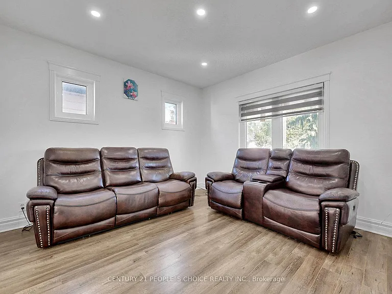 419 Adelaide Ave W — Photo 6