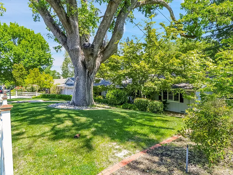 1064 Westridge Ave — Photo 3