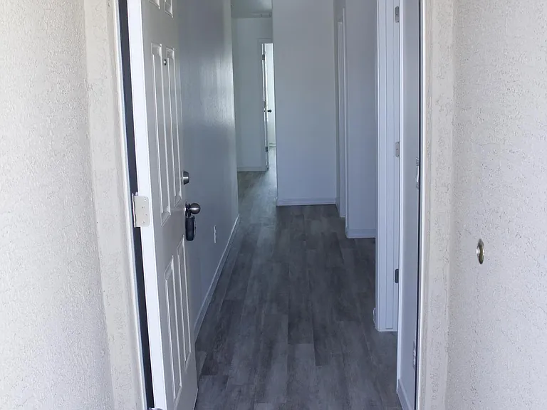 123 E Watson Pl — Photo 3