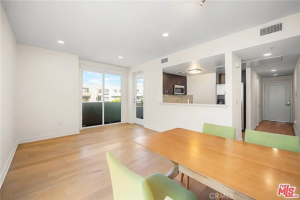 2 bed, 1010 sqft, $3,050 — Photo 1