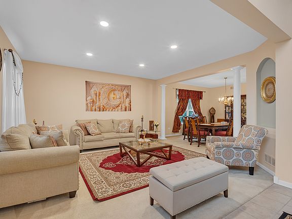 3rd image of 1300 Palisades Dr