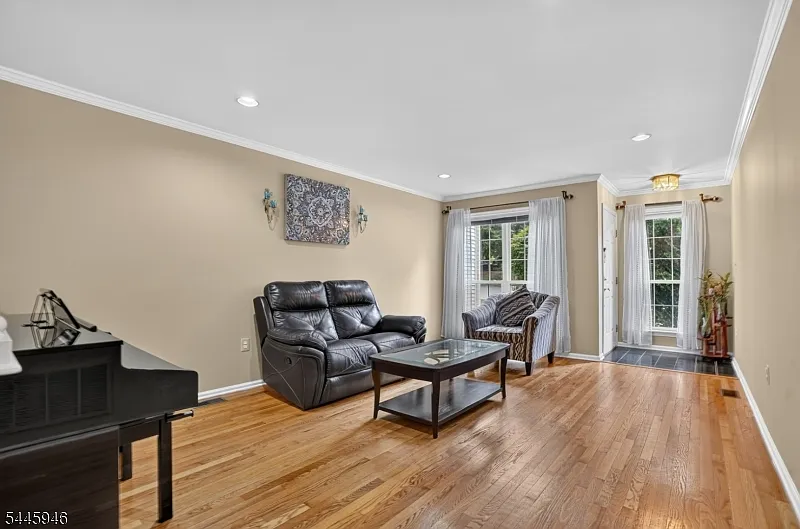 3 bed, 2.5 bath, 1928 sqft, $4,300 — Photo 3