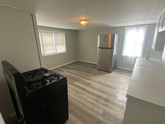 3rd image of 972 Bedford St Floor 2