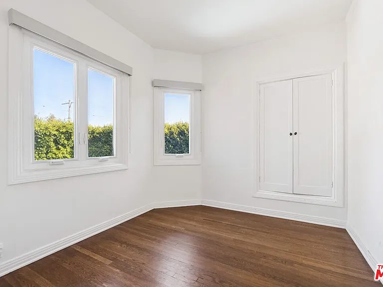 956 S Longwood Ave — Photo 30