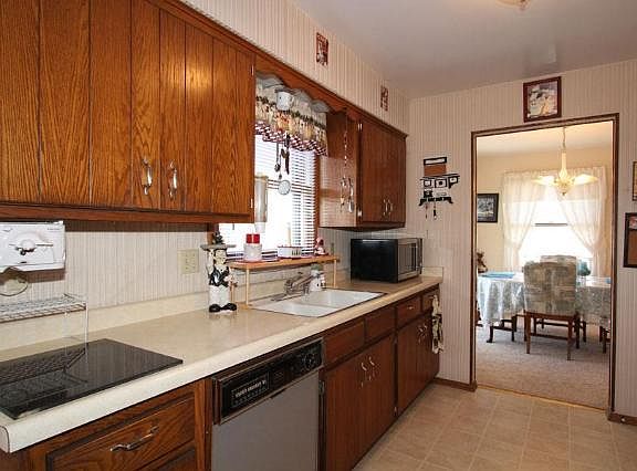 5th image of 745 Saint Sylvester Dr