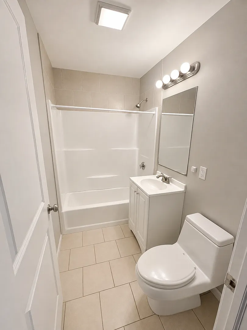 LYNN 2-bad, 1-bath — Photo 3