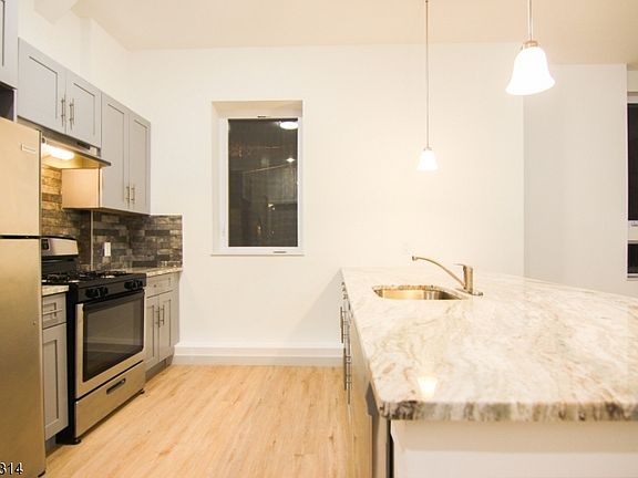 5th image of 195-197 Lincoln Ave #104