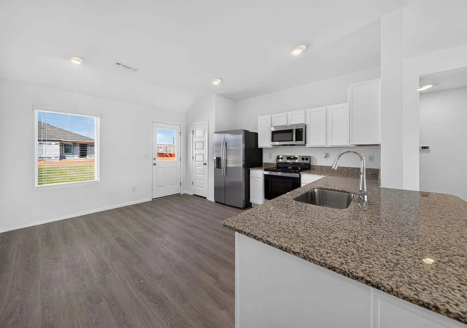 Ranch Style 4 Bed 2 Bath Pea Ridge — Photo 4