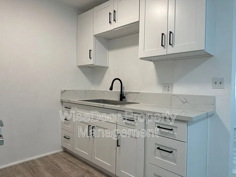 1409 W Lingan Ln #11 — Photo 3