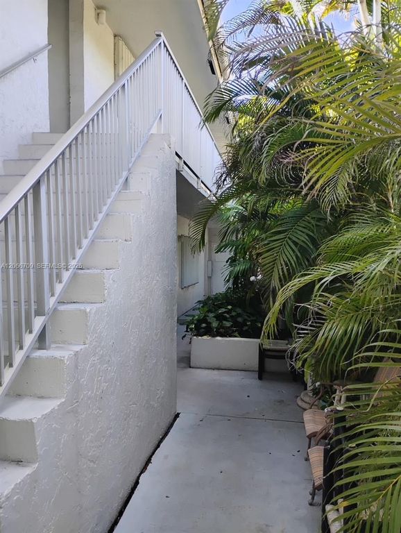 305 SE 12th Ave, photo 6