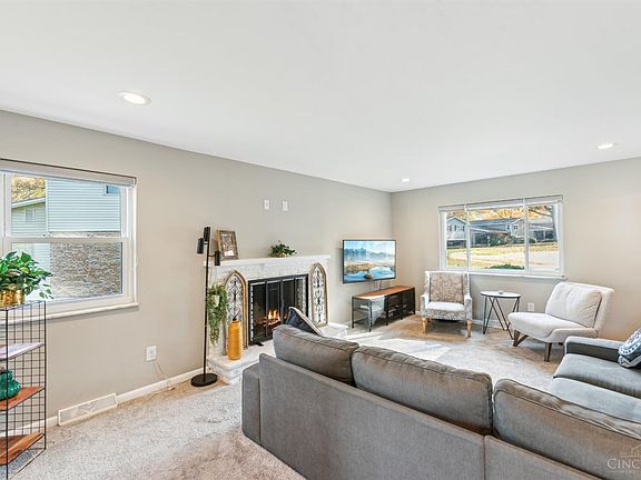 3rd image of 6895 Meadowdale Cir