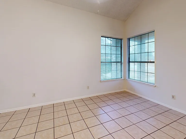 1900 Marlborough Dr — Photo 3