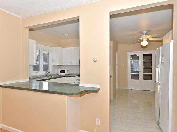 4th image of 30 Aubrey St APT 1