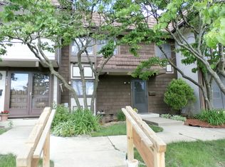 5604 Court Leona, Hanover Park, IL 60133