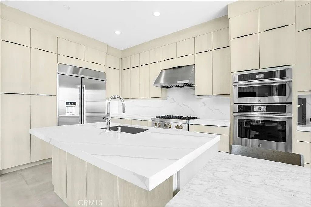 5 bed, 3114 sqft, $8,800 — Photo 2