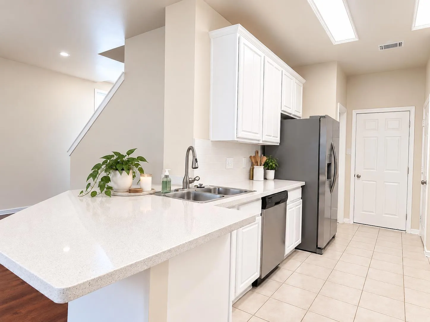3 bed, 2.5 bath, 1657 sqft, $2,000 — Photo 4
