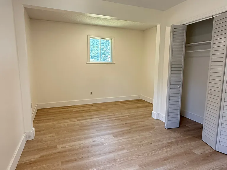 2210 Crosby Ave — Photo 8