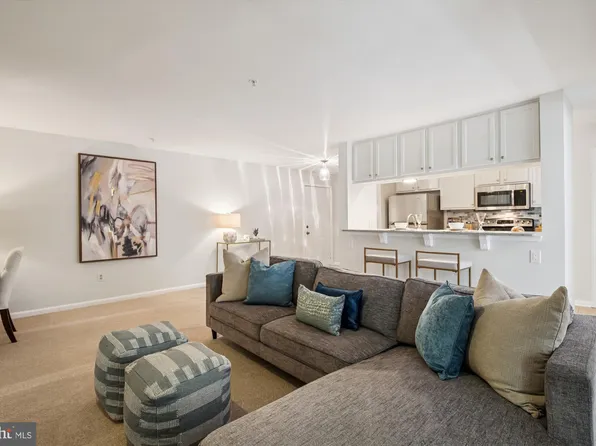 4104 Monument Ct Unit 204, Fairfax, VA 22033