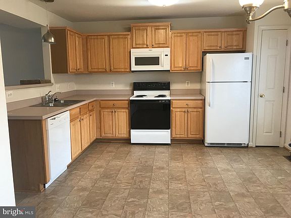 3rd image of 107 Merrill Ct