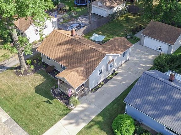 4th image of 32905 Redwood Blvd