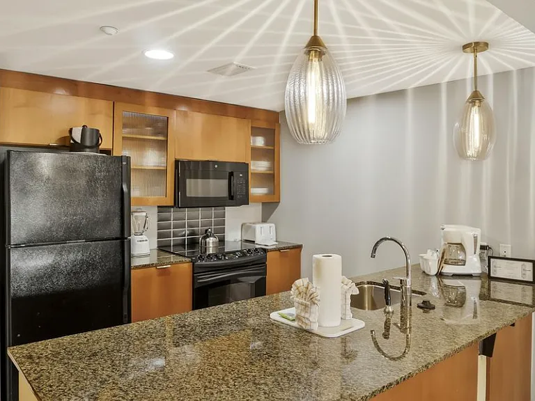 Kitchen with Breakfast Bar