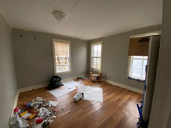 4th image of 305 N Panther Ave