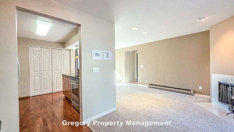 2 bed, 1.0 bath, 844 sqft, $2,200 — Photo 3