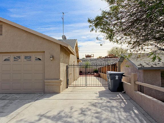 3rd image of 2610 Tanglewood Dr