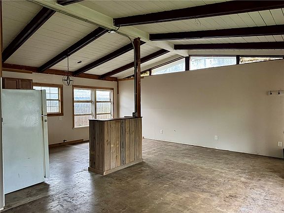 5th image of 718 E Copano St