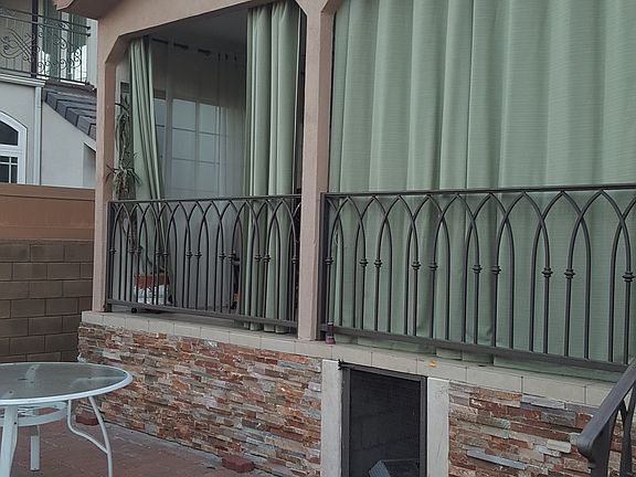 5th image of 834 E Elmwood Ave