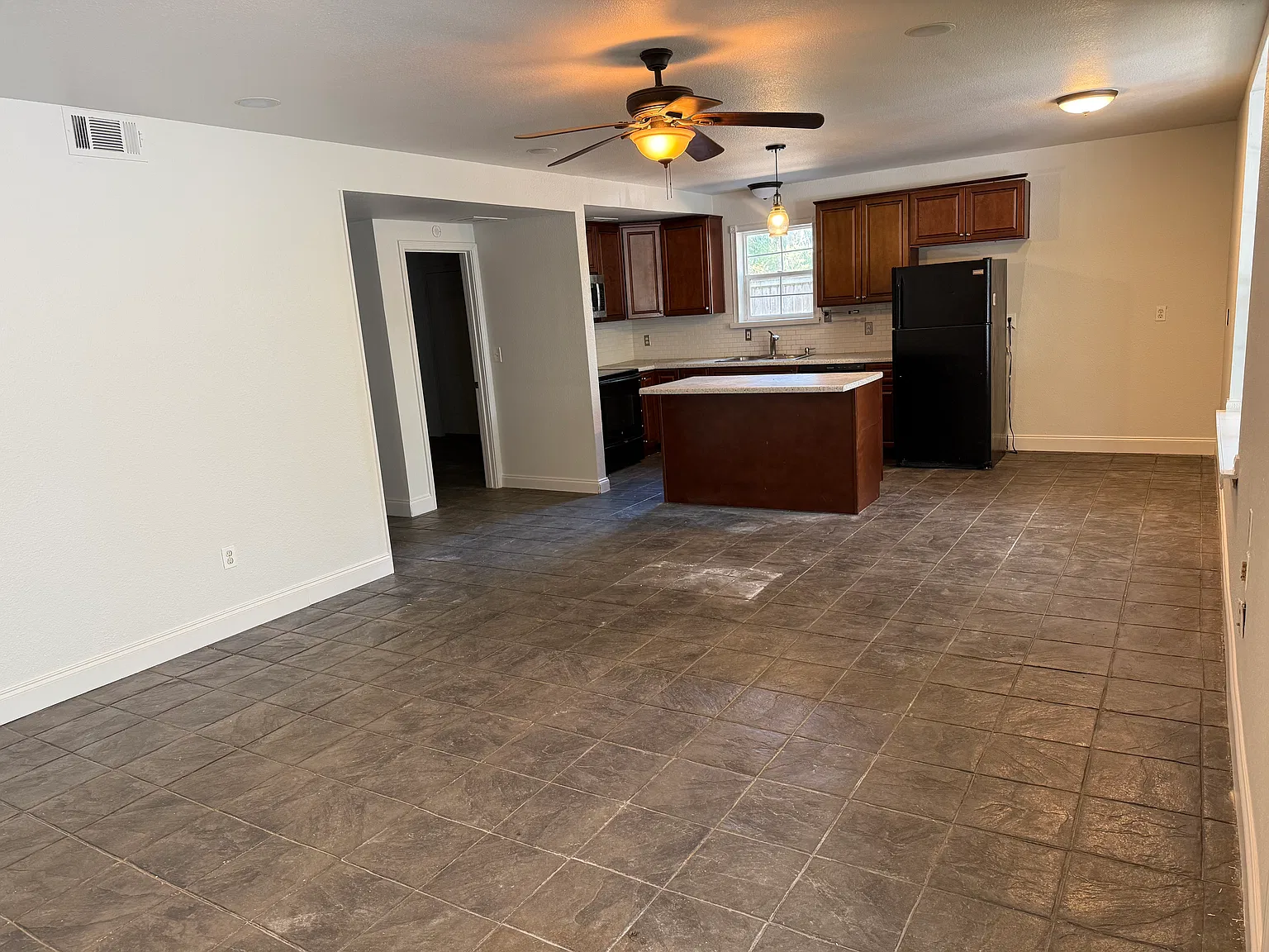 3 bed, 1600 sqft, $1,500 — Photo 2