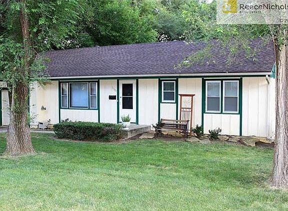 Cute home just off Neiman in Shawnee close to parks and highways