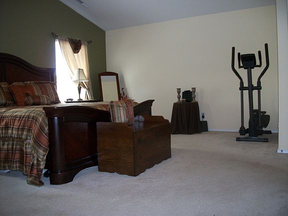 5th image of 904 Willow Creek Dr