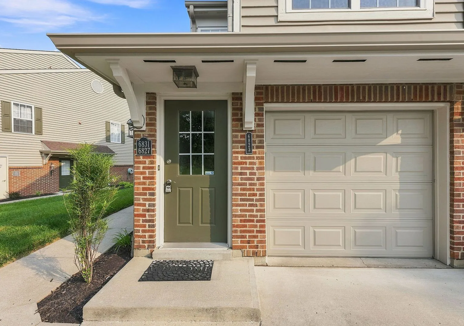 Maineville - Open Concept 2 Bed 2 Bath Condo — Photo 2