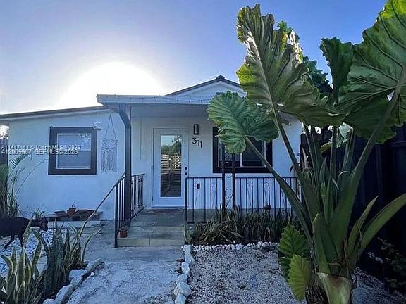 4th image of 311 NW 32nd Ct