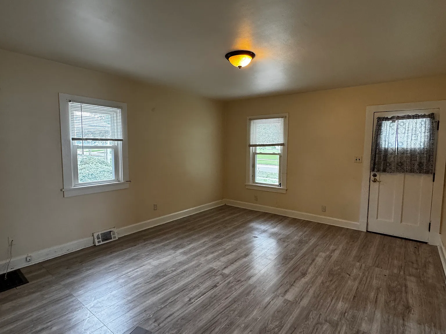 4 bed, 1000 sqft, $1,950 — Photo 2