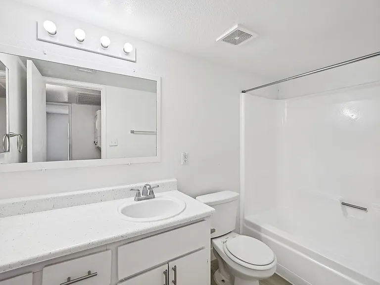 1 bedroom - Bathroom