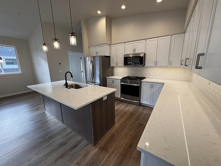 994 E Railroad Ave — Photo 4
