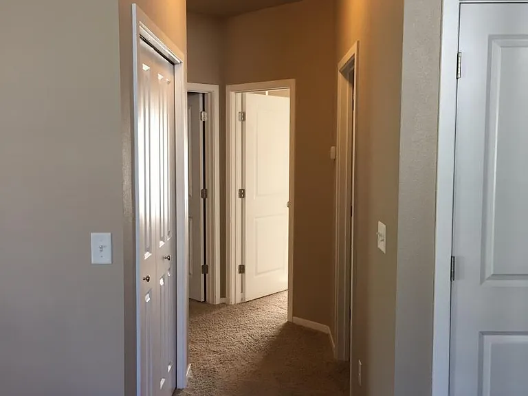 719 E Colbert Rd — Photo 3