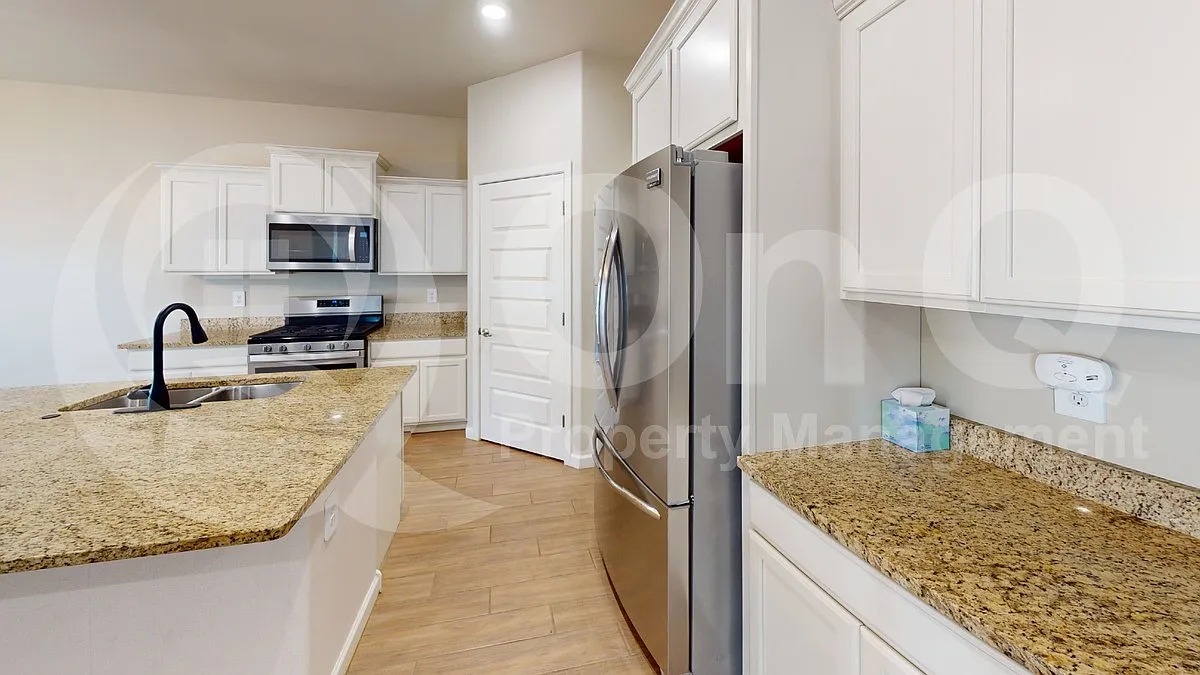 4 bed, 2.0 bath, 2101 sqft, $2,700 — Photo 3