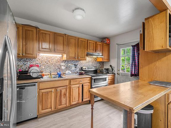 3rd image of 10 Mitnick Ct