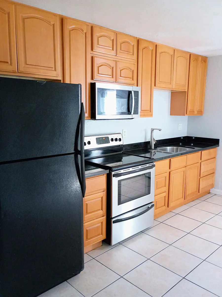 Building Photo - 7901 Montgomery Dr #9