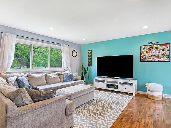 5th image of 2744 Parkwood Dr