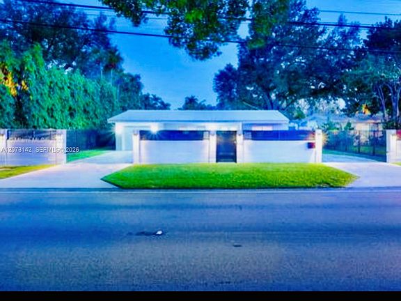 5th image of 932 Bird Rd