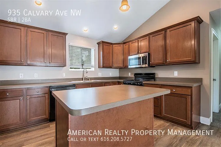 5 bed, 1728 sqft, $3,000 — Photo 3