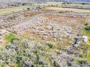 542 Schroeder Ln, Floresville, TX 78114