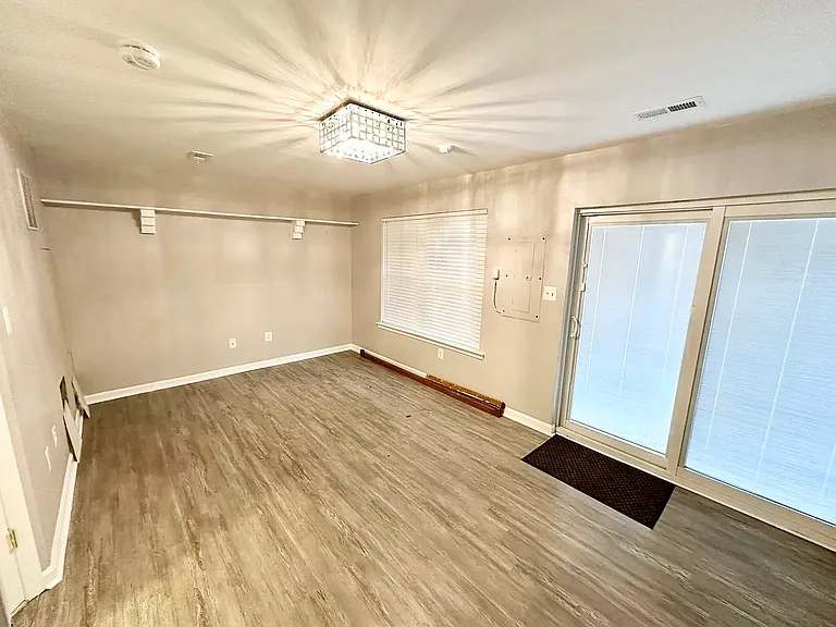 20200 Brookview Sq — Photo 15