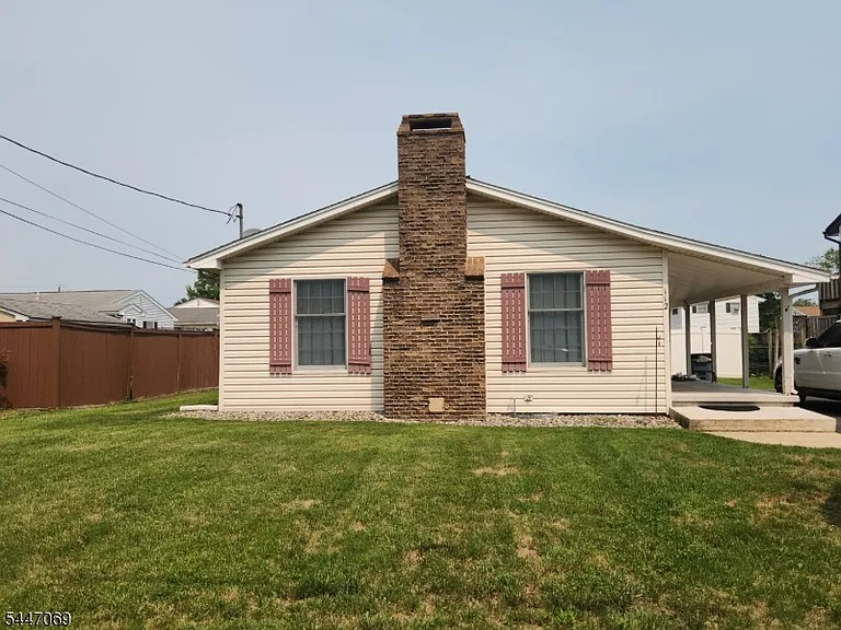 112 Brentwood Rd — Photo 2